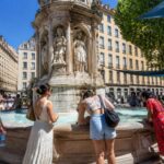 découvrez nos conseils pratiques pour rester au frais et en sécurité pendant la canicule à lyon cet été. protégez-vous efficacement contre la chaleur intense.