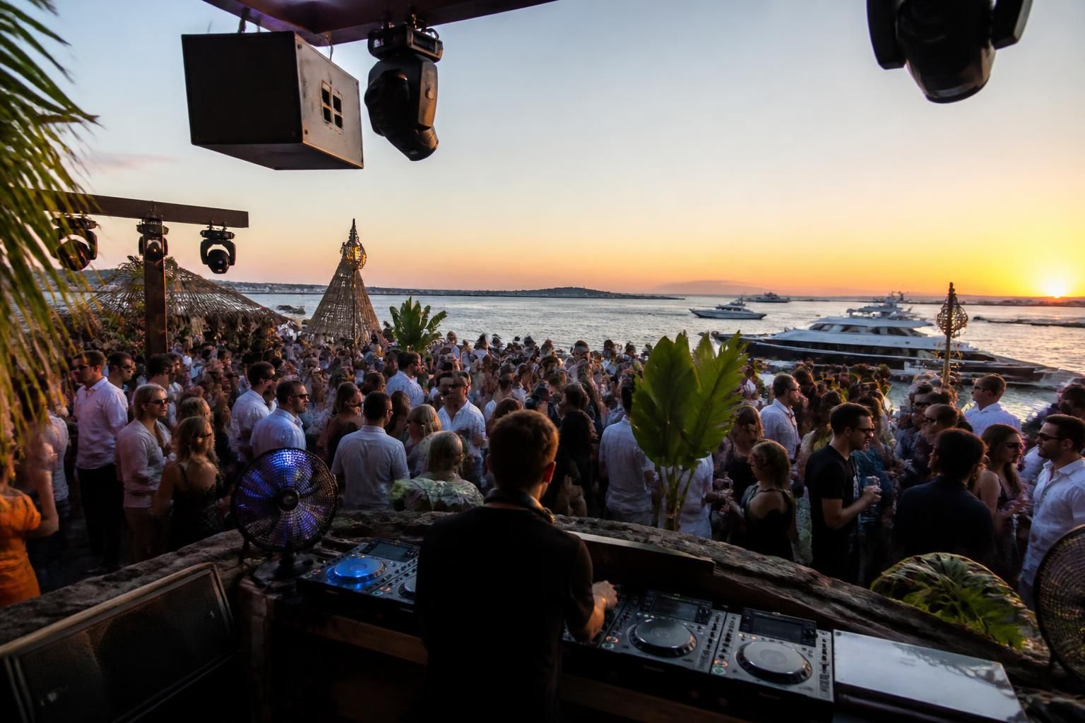 découvrez les lieux incontournables d'ibiza pour vivre une expérience festive en mode vip, entre plages exclusives, clubs renommés et soirées privées inoubliables.
