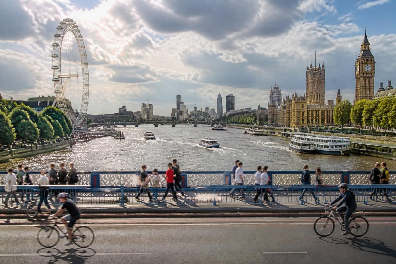 découvrez les lieux incontournables à visiter à londres avec notre guide complet. explorez les attractions emblématiques, les quartiers animés et les secrets de la capitale britannique pour un séjour inoubliable.
